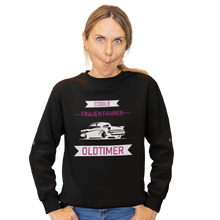 Lade das Bild in den Galerie-Viewer, COOLE Frauen fahren Oldtimer  - Damen Pullover