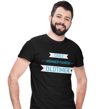 Lade das Bild in den Galerie-Viewer, COOLE Männer fahren Oldtimer  - Herren T-Shirt