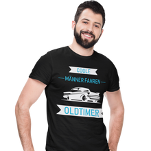 Lade das Bild in den Galerie-Viewer, COOLE Männer fahren Oldtimer  - Herren T-Shirt