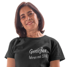 Lade das Bild in den Galerie-Viewer, GENIESSER fahren mit STIL  - Damen T-Shirt