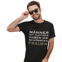 Lade das Bild in den Galerie-Viewer, MÄNNER mit Oldtimer  - Herren T-Shirt
