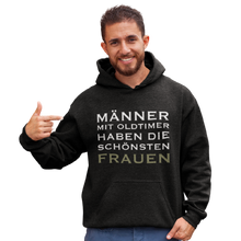 Lade das Bild in den Galerie-Viewer, MÄNNER mit Oldtimer - Herren Kapuzenpullover