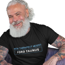 Lade das Bild in den Galerie-Viewer, Mein Therapeut heißt: FORD TAUNUS  - personalisierbares Herren T-Shirt