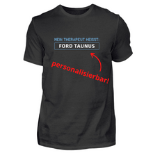 Lade das Bild in den Galerie-Viewer, Mein Therapeut heißt: FORD TAUNUS  - personalisierbares Herren T-Shirt