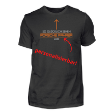 Lade das Bild in den Galerie-Viewer, So glücklich sehen PORSCHE FAHRER aus  - personalisierbares Herren T-Shirt