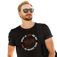Lade das Bild in den Galerie-Viewer, Benzin im Blut  - Herren T-Shirt
